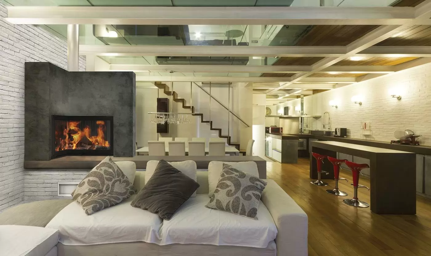 Камин с гильотиной в помещении